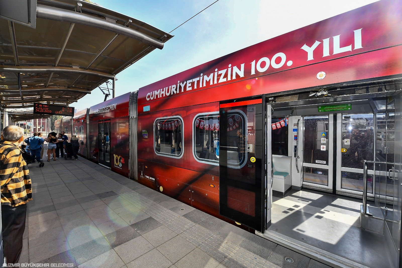 Cumhuriyet coşkusu İzmir’de bir başka şekilde hissediliyor. İzmir Büyükşehir Belediyesi,