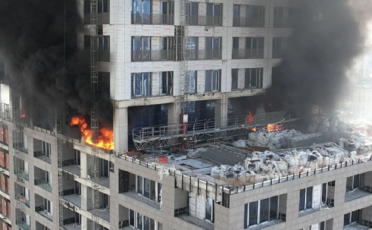 Olay yerine çok sayıda itfaiye ekibi sevk edilirken, yangında inşaat