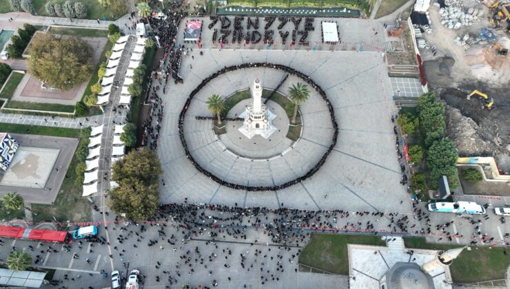 Konak Atatürk Meydanı’nda göz kamaştırıcı koreografi