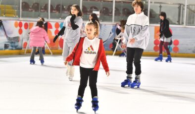 İzmir’de Buz Sporları Salonu’na çocuklardan büyük ilgi