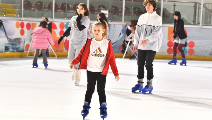İzmir’de Buz Sporları Salonu’na çocuklardan büyük ilgi