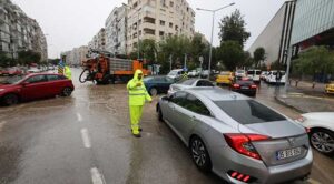 Özellikle yurdun batı bölgelerini etkisi altına şiddetli yağışlar İzmir’de de