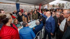 İzmir Büyükşehir Belediye Başkanı Tunç Soyer, DİSK Emekli-Sen temsilcileri ve