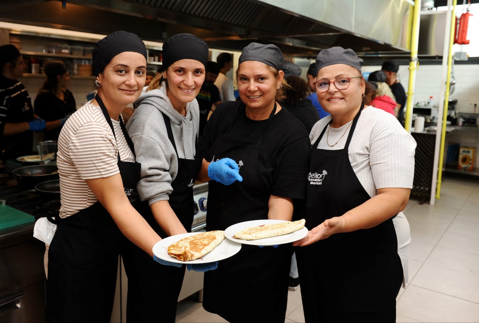 Karşıyaka, gastronomide dezavantajı ortadan kaldırıyor! Cordelion Mutfağı işitme engelli şefleri ağırladı Karşıyaka Belediyesi Cordelion Mutfağı’nda birbirinden anlamlı projeler hayata geçiriliyor. İşitme