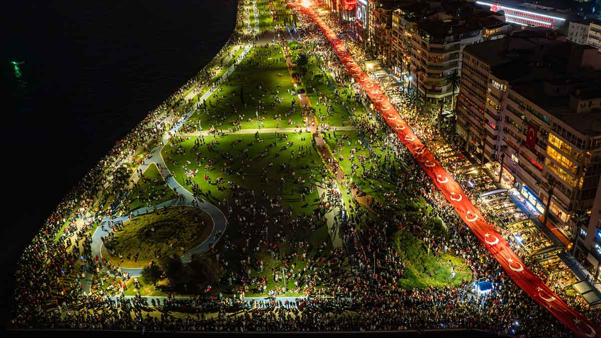 İzmir Büyükşehir Belediyesi tarafından düzenlenen “İzmir’de Cumhuriyet’in 100. Yıl Coşkusu”