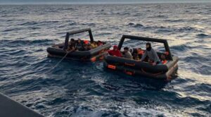 İzmir açıklarında Yunanistan unsurlarınca geri itilen 37 kaçak göçmen kurtarılırken,