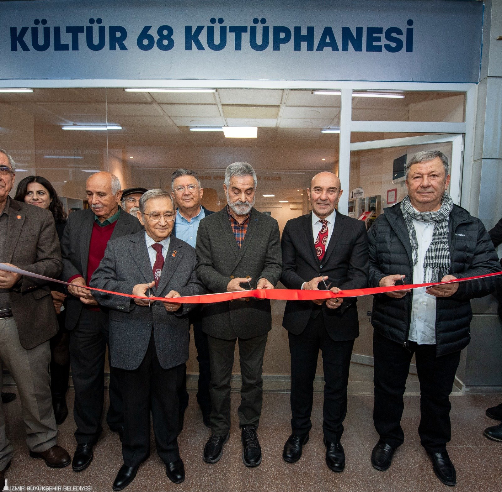 İzmir Büyükşehir Belediyesi öğrencilerin bilgiye erişimini kolaylaştırmak amacıyla kente yeni