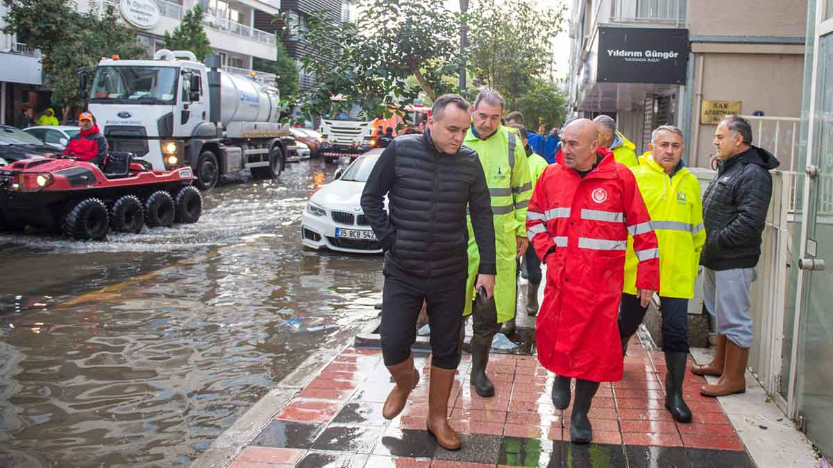 İzmir Büyükşehir Belediye Başkanı Tunç Soyer, İzmir’de denizin yükselmesiyle su