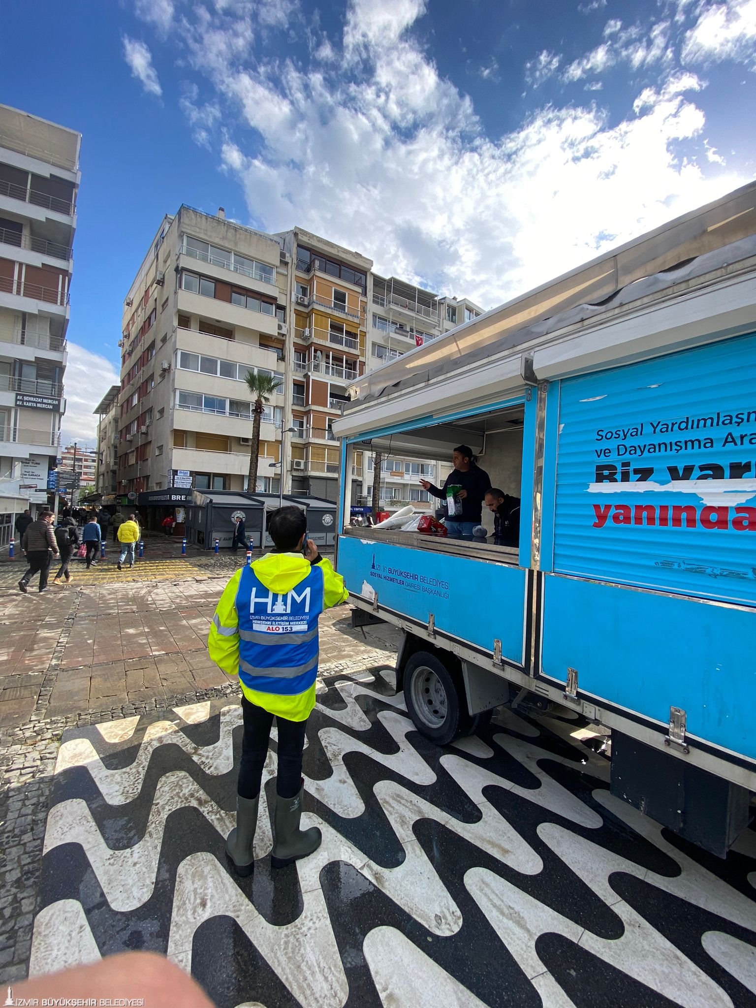 İzmir, yaşanan afet sonrası yaralarını sarıyor Kentteki deniz kabarmasının afet boyutuna erişmesinin ardından yaraları sarmak için