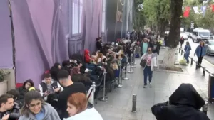 Kadıköy’deki ünlü kozmetik mağazasının açılışı için dün akşamdan itibaren kuyruğa