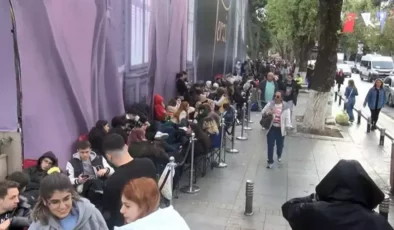 Kadıköy’de  mağaza açılışında izdiham : Yüzlerce kişi sabaha kadar bekledi