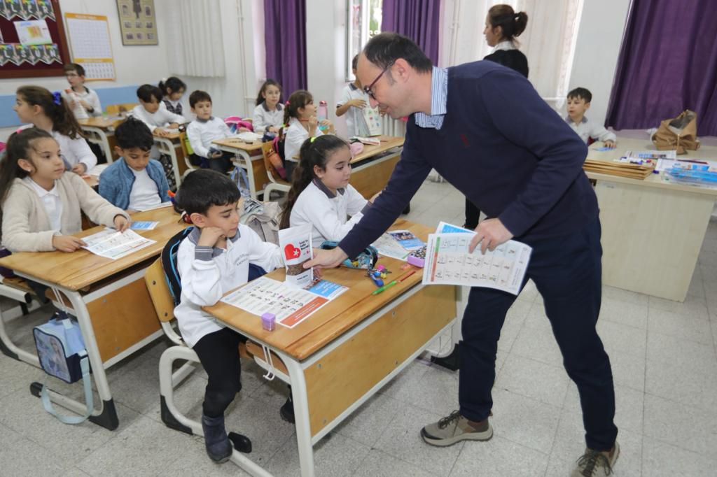 Bayraklı Belediyesi Veteriner İşleri Müdürlüğü tarafından erken yaşta hayvan sevgisi
