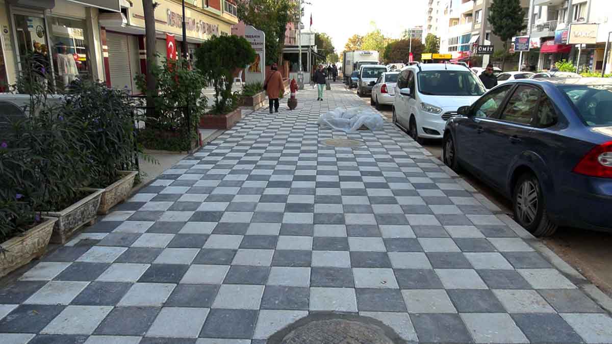 Bayraklı’nın ihtiyaç duyulan her mahallesinde yol ve kaldırım çalışmalarını aralıksız