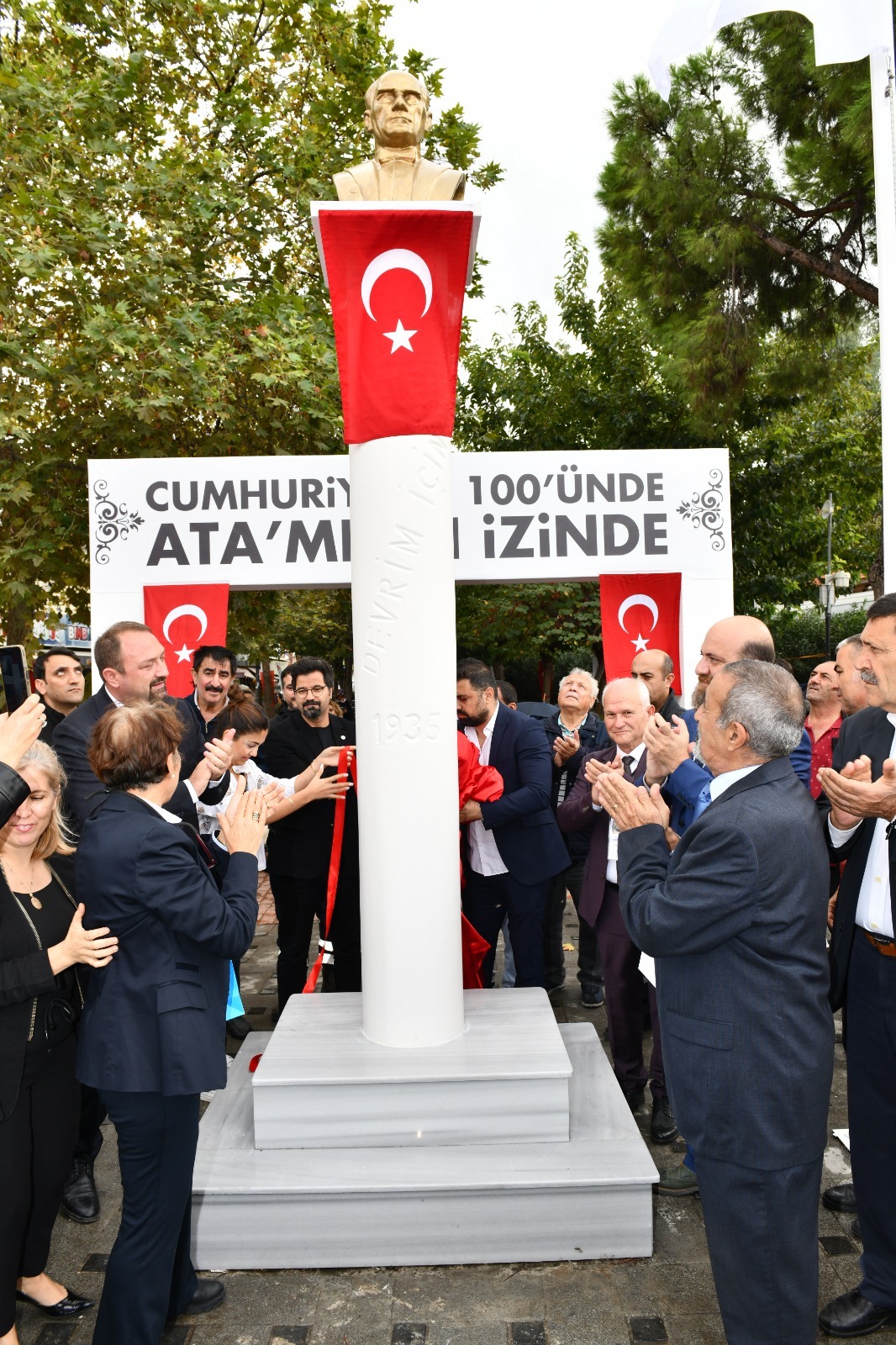 Çiğli Belediyesi “Devrim İçin 1935” Anıtını eski yerine taşıdı Çiğli Belediyesi, 1935 yılında dönemin İzmir Valisi Kazım Dirik tarafından