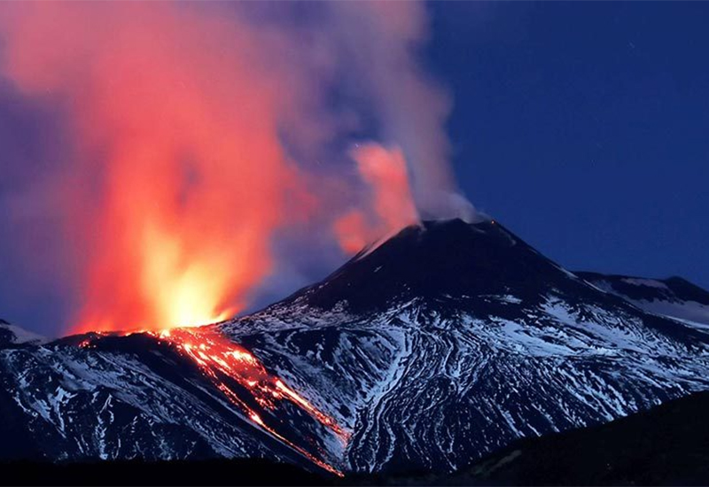 İtalya’nın güneyinde yer alan aktif yanardağlardan Etna, kül ve lav