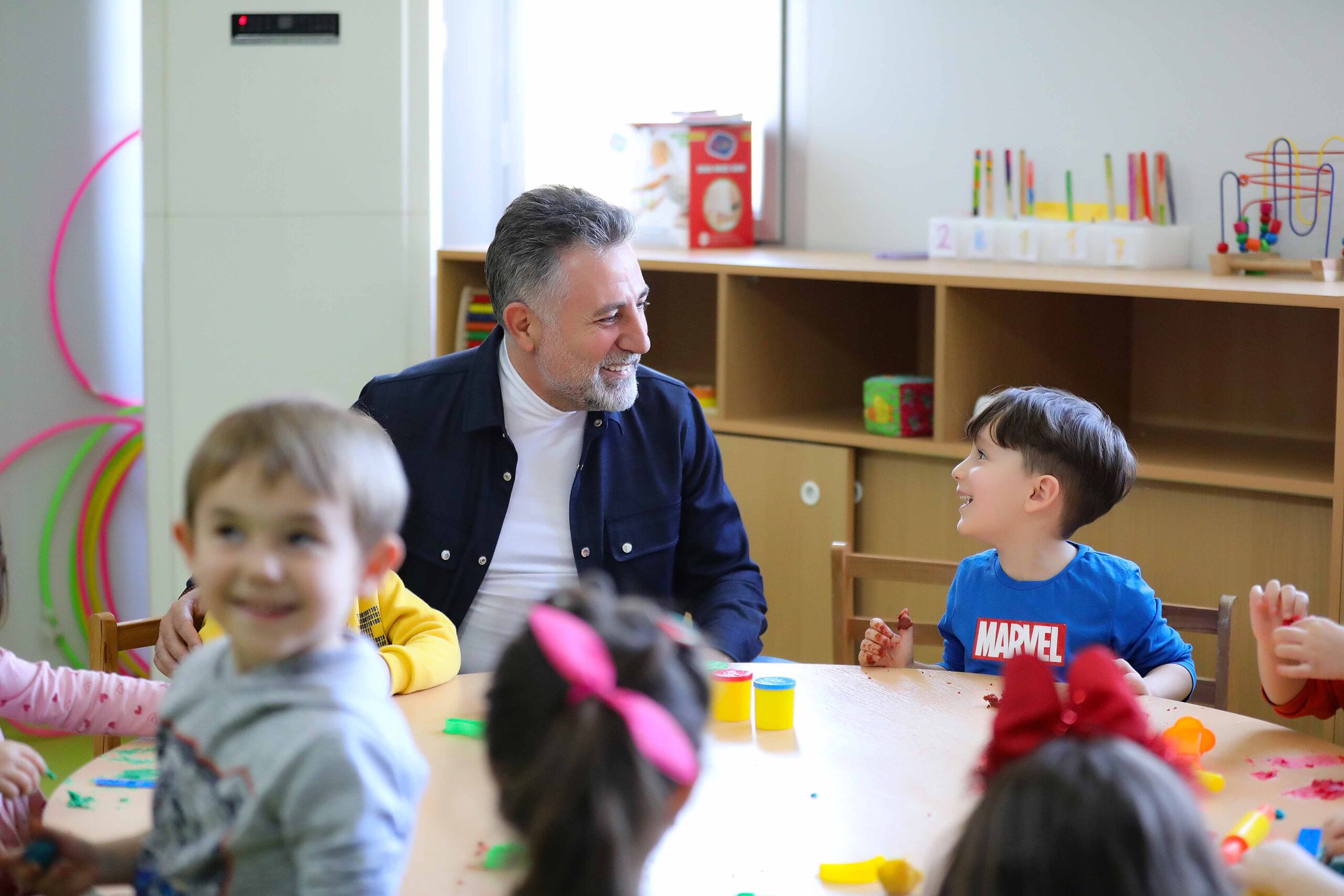 Bayraklı Belediyesinde, kendisi de öğretmen olan Başkan Serdar Sandal “Verdiğimiz