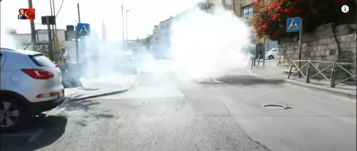 Mescid-i Aksa’ya alınmayan Filistinliler Cuma namazını yeniden sokakta kılmak zorunda