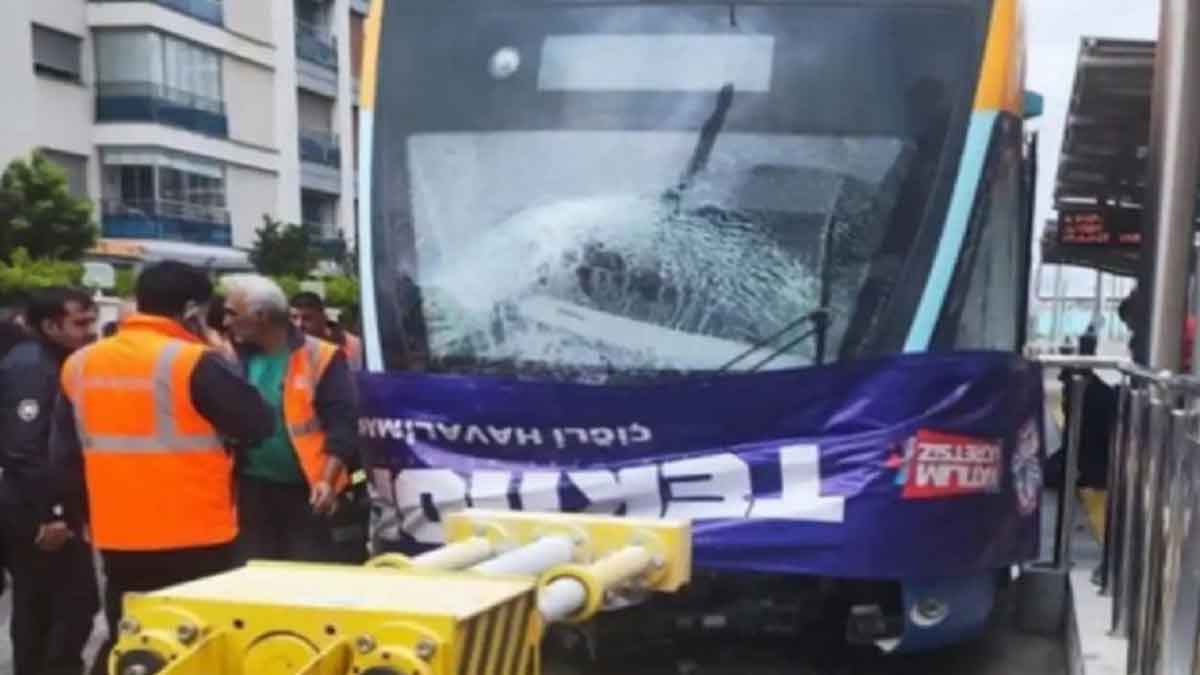 İzmir’de yaşanan olumsuz hava koşulları ve rayların kayganlaşmasıyla nedeniyle tramvay