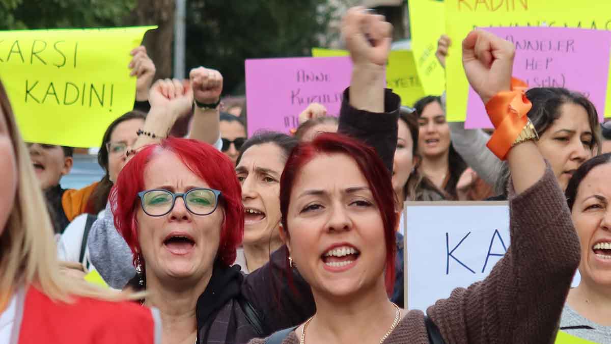 Bornova Belediyesi’nin kadın emekçileri ile sivil toplum örgütlerinin üyesi kadınlar,