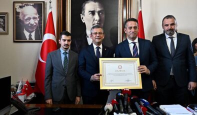 Son dakika : CHP Genel Başkanı Özgür Özel, mazbatasını aldı
