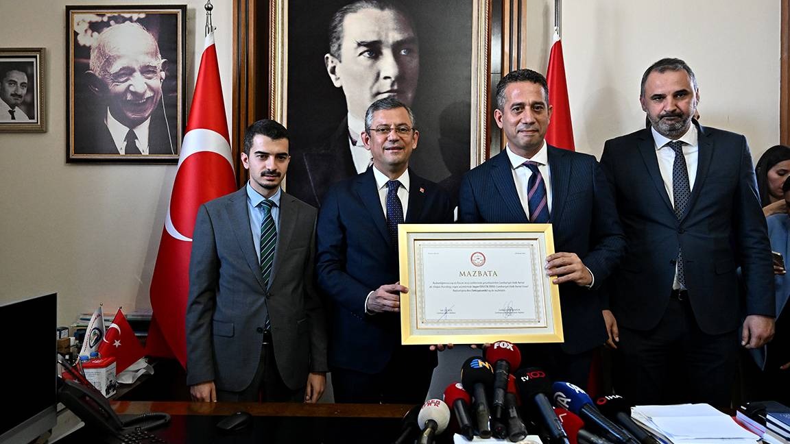 Son dakika CHP lideri Özgür Özel, TBMM’deki makam odasında gerçekleşen