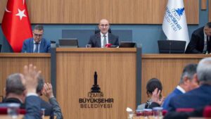 İzmir Büyükşehir Belediyesi meclis toplantısında konuşan ve kentin raylı sistem