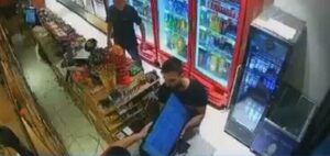 İZMİR’in Karşıyaka ilçesinde, bir kişi, sahibinin kendisine borcu olduğunu ileri