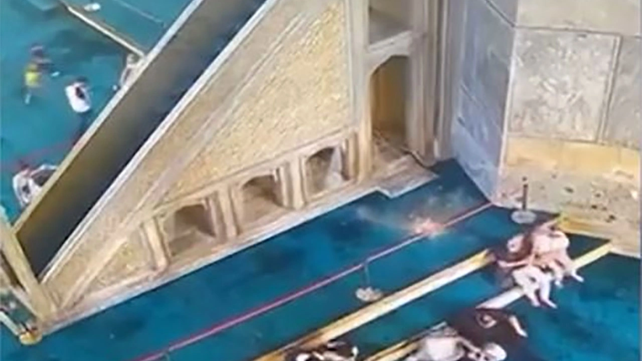 Müzeden camiye çevrilen Ayasofya’da oldukça çarpıcı görüntüler ortaya çıktı. Tarihi Ayasofya’nın