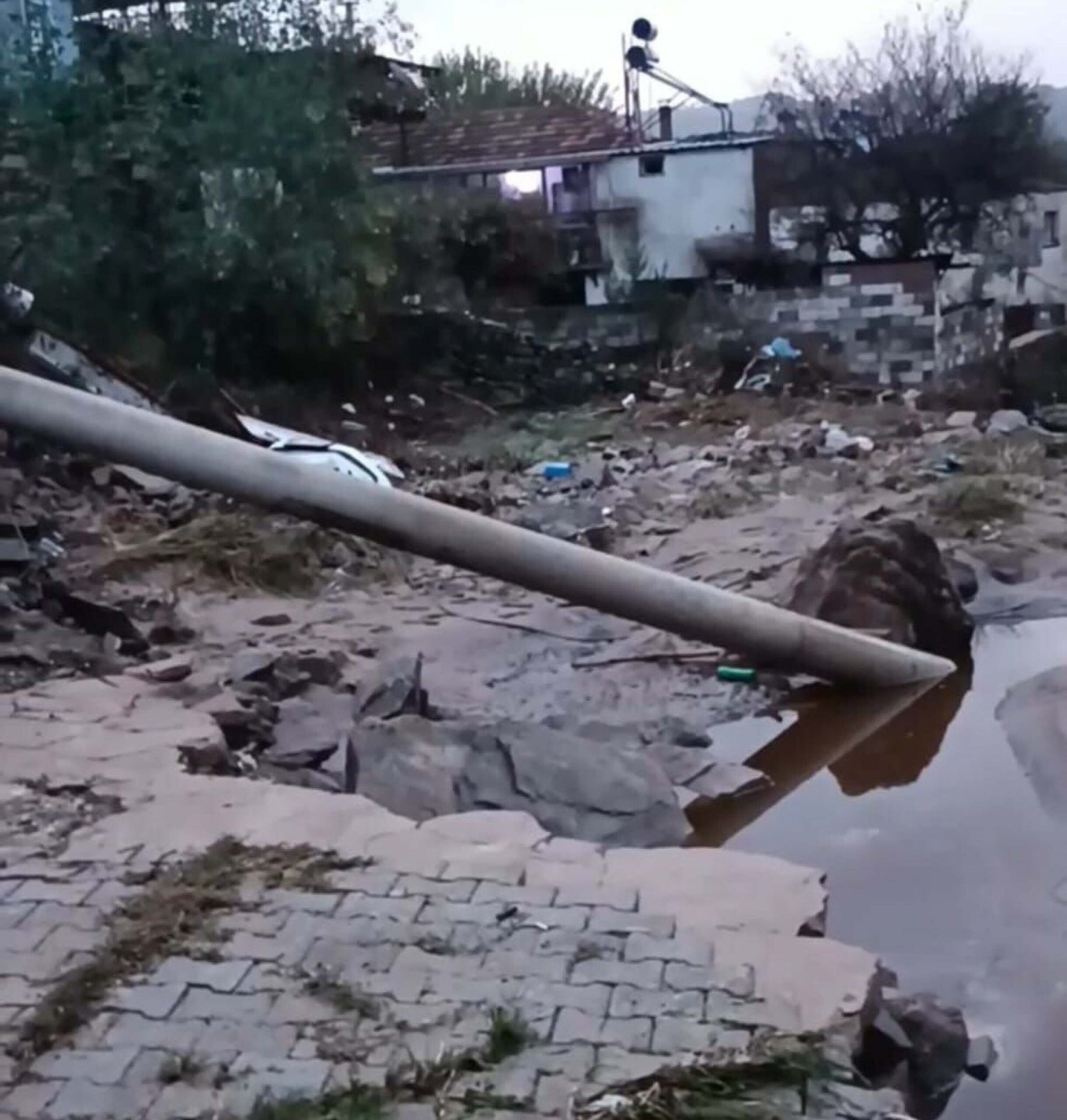 AYDIN’ın Söke ilçesinde akşam saatlerinden sonra etkili olan sağanak nedeniyle