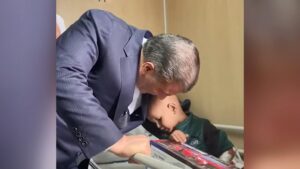 Sağlık Bakanı Fahrettin Koca, Gazze’den gelen yaralı ve kanser hastası