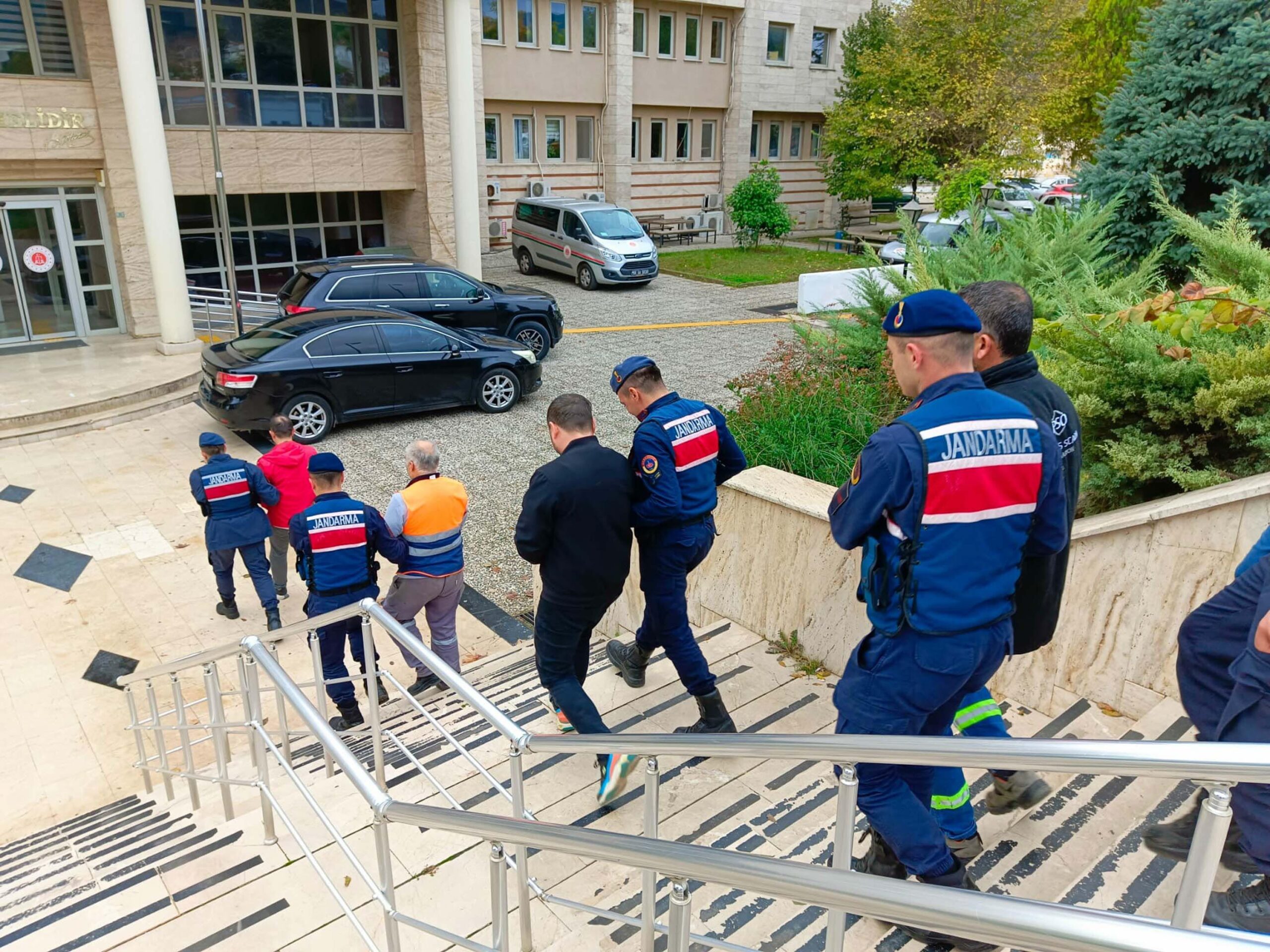 Muğla’da çalıştığı fabrikada makine ile kesim yaptığı sırada başına mermer