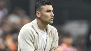 Beşiktaş’ta kötü sonuçların ardından Beşiktaş, Burak Yılmaz’ın istifa ettiğini duyurdu