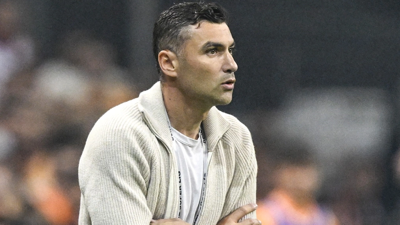 Beşiktaş’ta kötü sonuçların ardından Beşiktaş, Burak Yılmaz’ın istifa ettiğini duyurdu