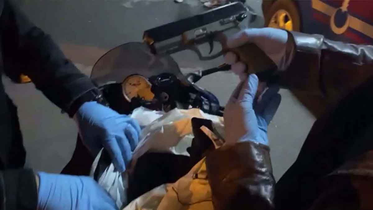 İzmir’de sosyal medya fenomeni Oğuzhan Muslu’nun kullandığı motosiklet ile birlikte