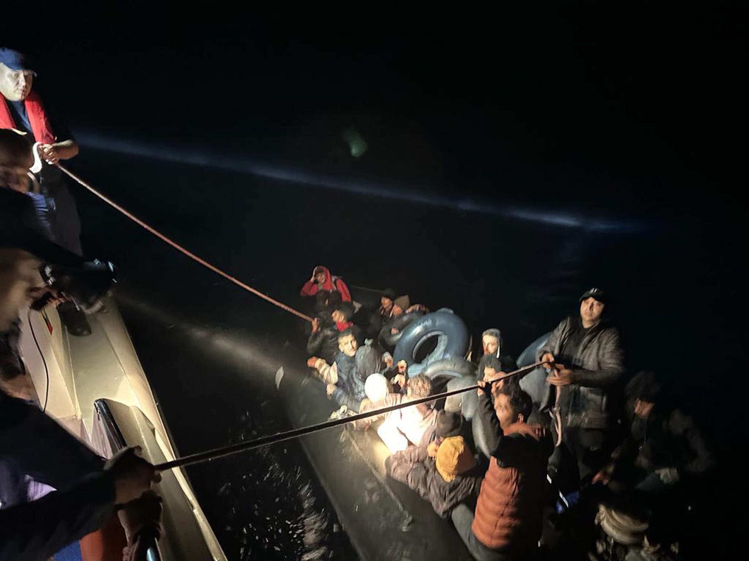 Bodrum’um Muğla ilçesinde Sahil Güvenlik Komutanlığı ekipleri, güneş daha doğmadan alacakaranlıkta