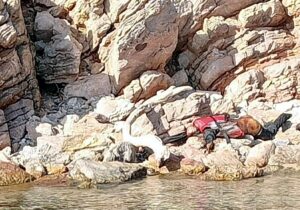 Muğla’nın Bodrum ilçesinde, adalara ve koylara dikilen Türk bayraklarını kontrol