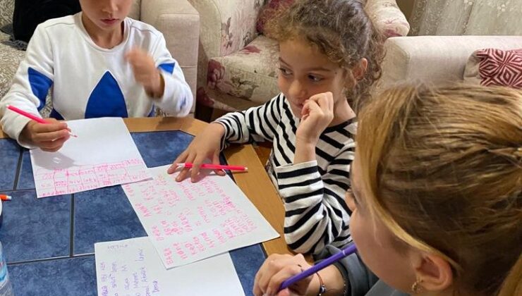 İzmir’de Türkiye’ye örnek Dayanışma: Gençlerden dezavantajlı mahalle çocuklarına eğitim