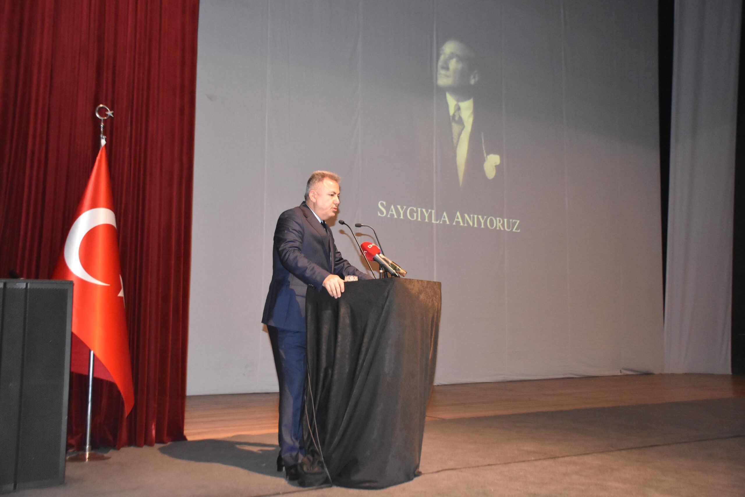 Sabancı Kültür Merkezi’ndeki törene İzmir Valisi Süleyman Elban, Ege Ordusu ve
