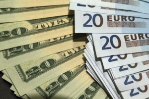 Dolar ve Euro’daki son değişimler, birçok insanın döviz fiyatlarını yakından