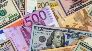 Dolar ve euro, haftanın üçüncü işlem gününde rekor seviyelerde seyrediyor.