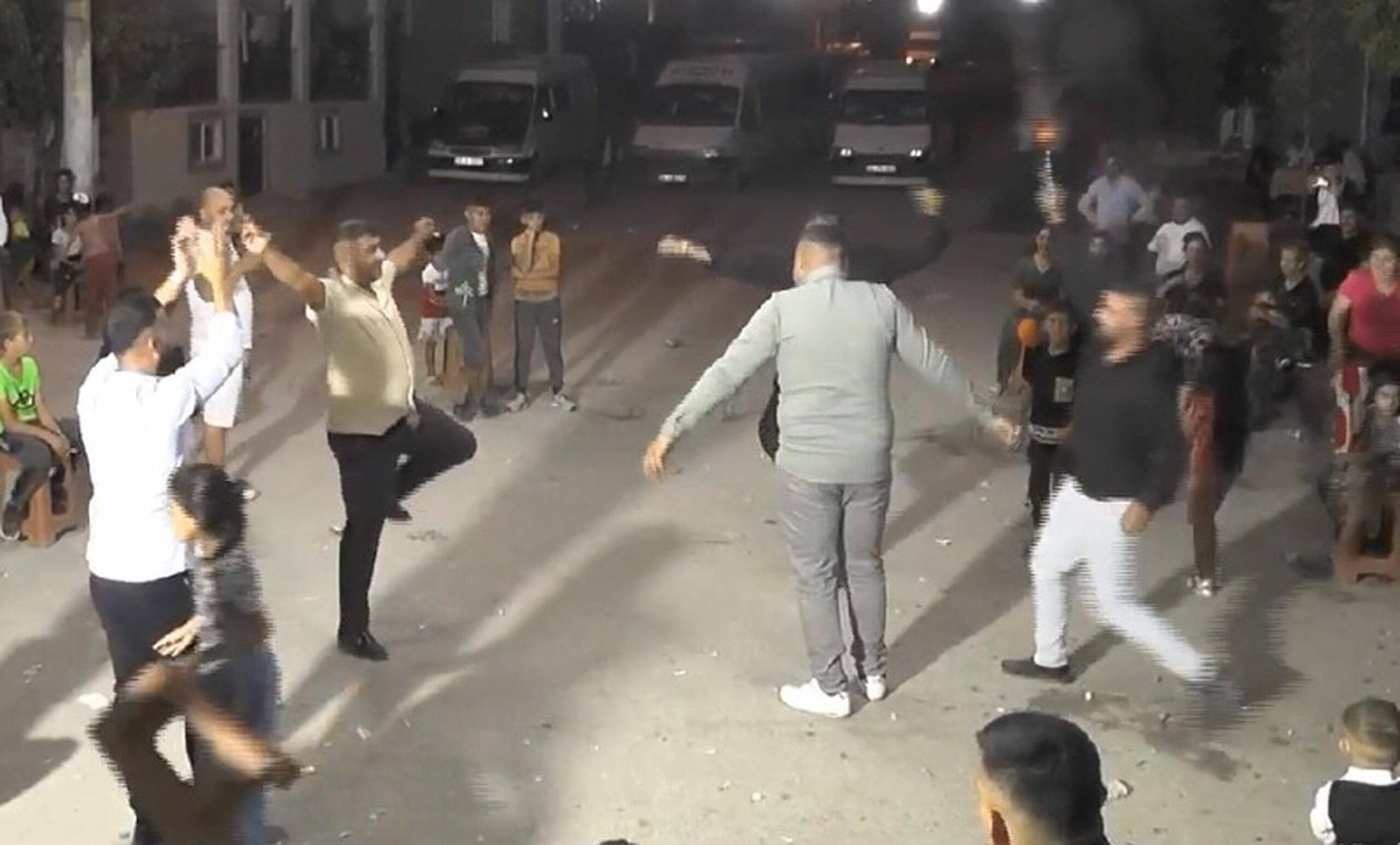 Denizli’nin Honaz ilçesinde, bir düğünde havaya rastgele tabanca ve tüfeklerle