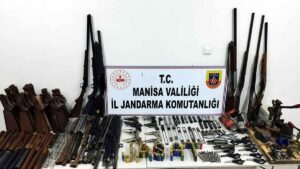 Manisa’nın Akhisar ilçesinde, silah atölyesine dönüştürülen eve jandarma ekiplerince düzenlenen