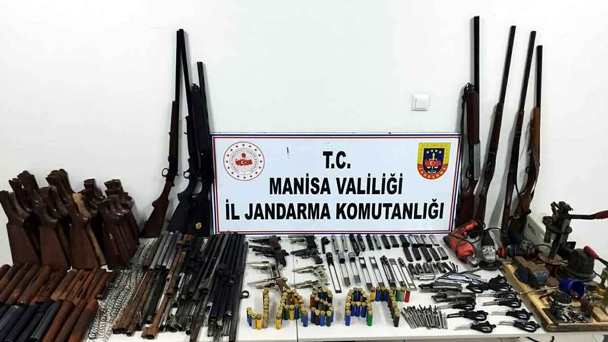 Manisa’nın Akhisar ilçesinde, silah atölyesine dönüştürülen eve jandarma ekiplerince düzenlenen