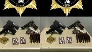 İzmir’de düzenlenen iki ayrı operasyonda silah, mermi ve uyuşturucu hap ele geçirilirken,