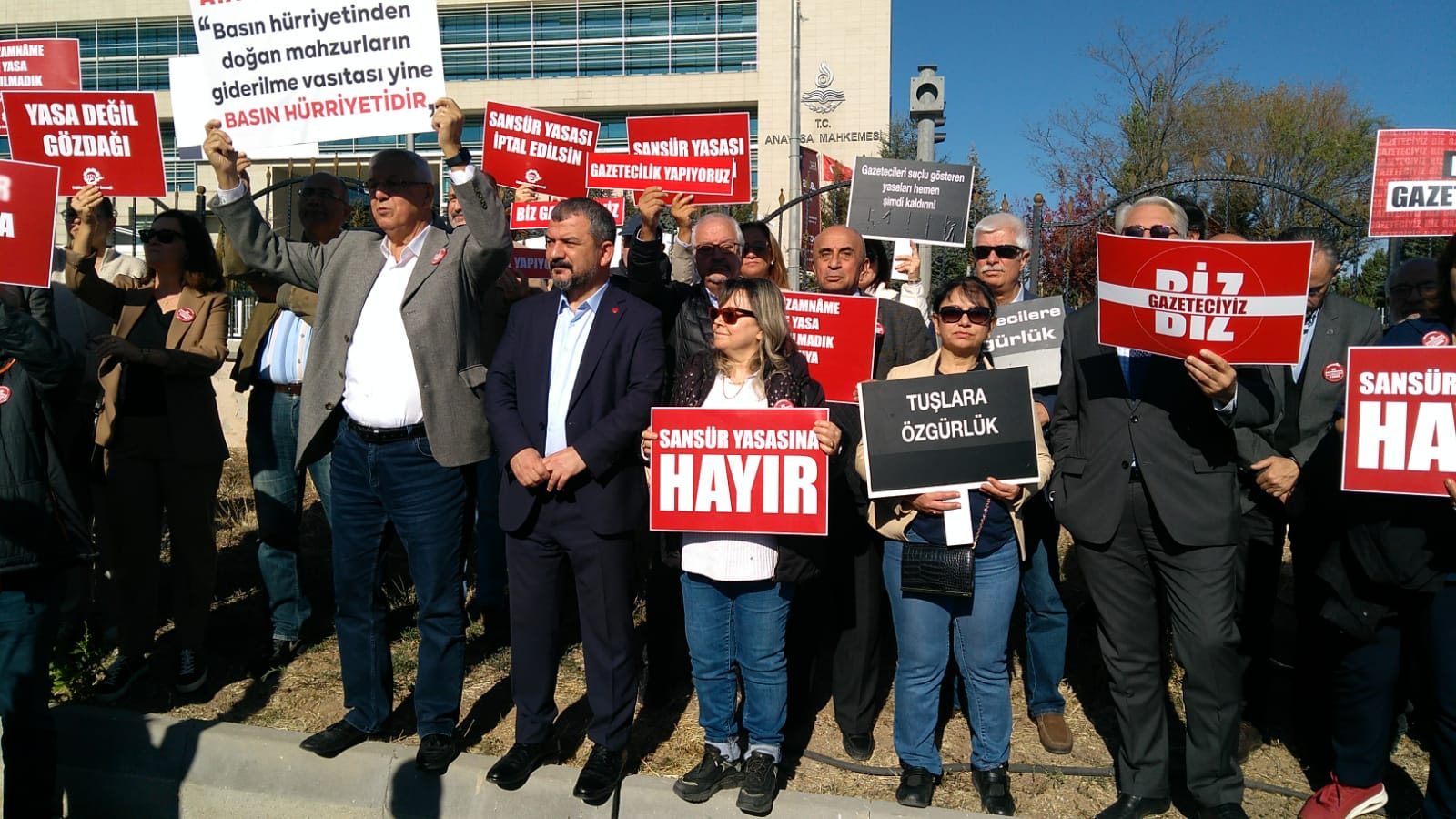 Basın Konseyi Başkanı Pınar Türenç, İzmir Gazeteciler Cemiyeti Başkanı Dilek
