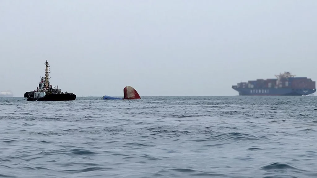 Midilli açıklarında gemi faciası: 14 kişiyi taşıyan kargo gemisi battı