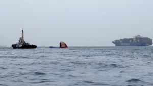 Ege’de fırtına nedeniyle, Midilli açıklarında 14 kişiyi taşıyan “Raptor” adlı