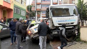 İstanbul’un Bağcılar ilçesinde frenlerinin boşaldığı iddia edilen çöp kamyonu, 7