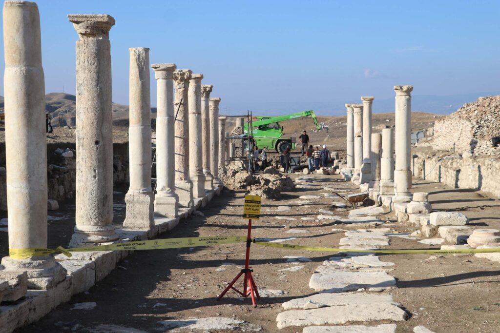 Anıtsal Çeşme'de, İmparator Traian'ın heykeli heyecanı