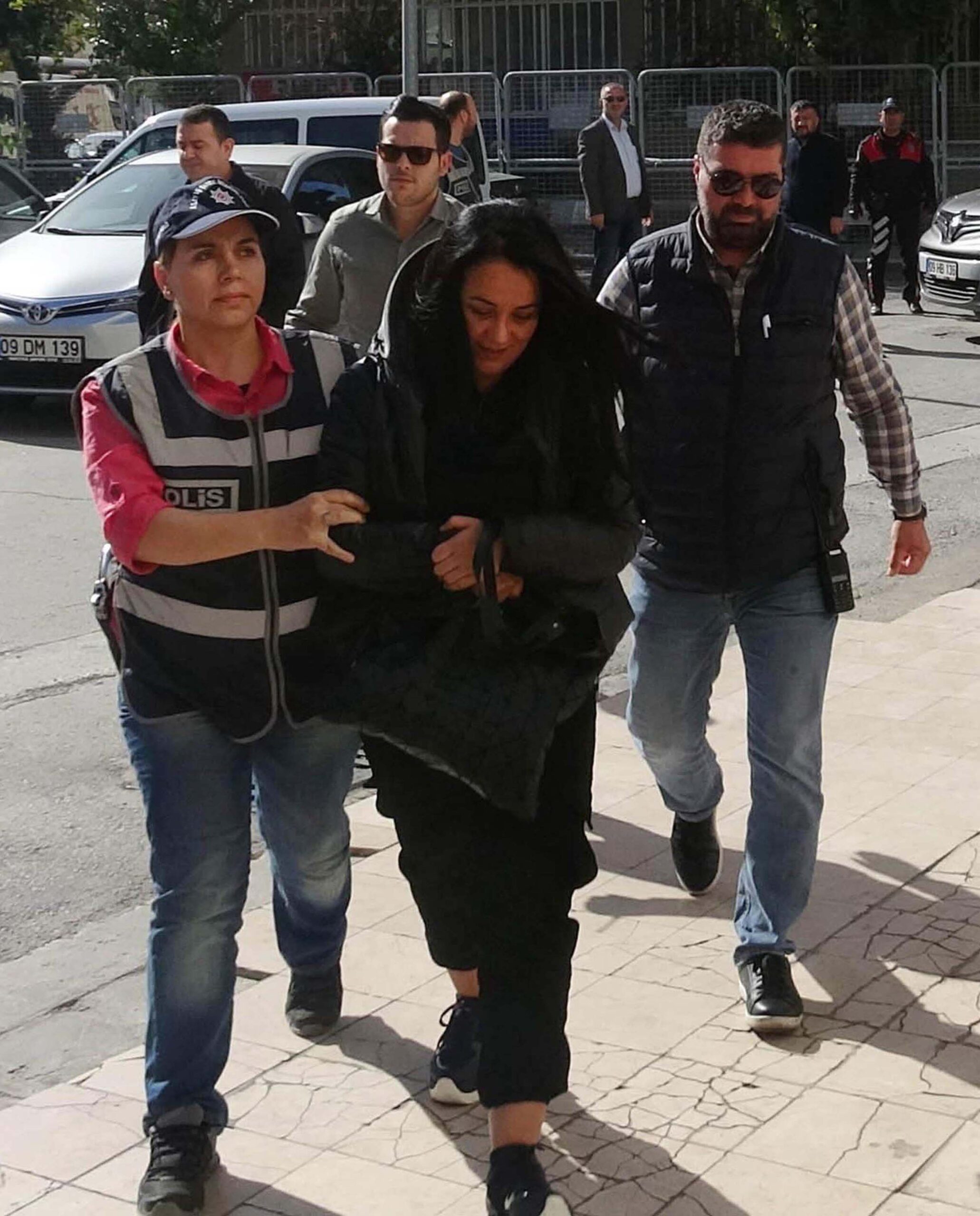 Kendisini ‘ekonomist-broker’ olarak tanıtıp, 40 kişiyi yaklaşık 30 milyon TL